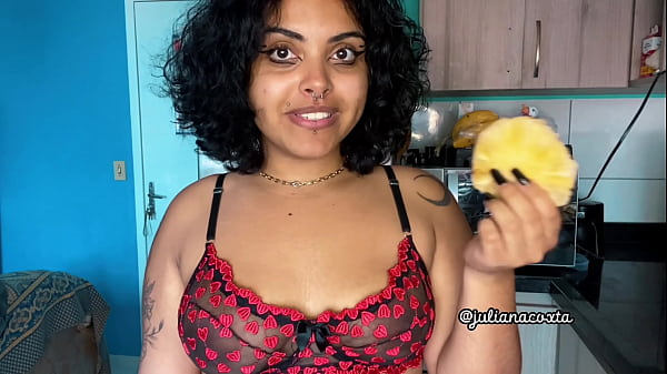 Das mollige Mädchen mit dem großen Schwanz fickt Juliana auf allen Vieren, bekommt Ohrfeigen auf die Schenkel und sitzt im versauten Vlog des Motels und schneidet Ananas