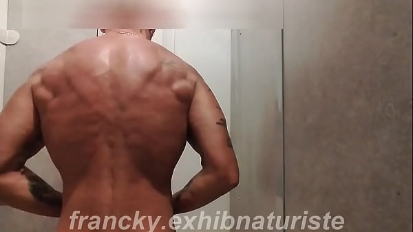 Dieser muskulöse Kerl rasiert sich Eier und Anus, holt sich unter der Dusche im Fitnessstudio einen runter und spritzt ab