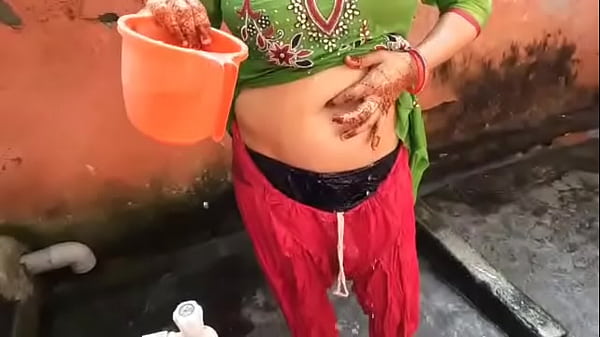 Desi pueblo MILF nangi aurat bañándose al aire libre