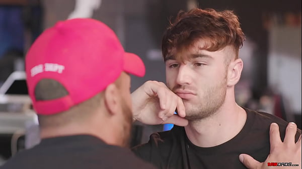 Die schwulen Feuerwehrleute Michael Boston und Dillon Diaz ficken im Club