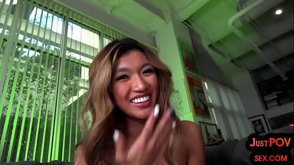 POV Nippon-Schlampe fickt, während sie nach dem Schwanzlutschen schmutzig redet