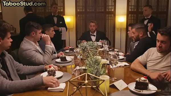 Attraktive Hengste genießen Bareback-Orgien und Spuck-Action