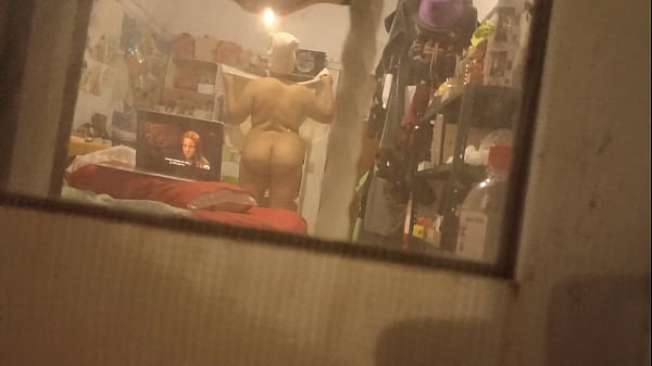 Meine Tante ließ die Vorhänge offen und ich konnte sie dabei filmen, wie sie sich nach dem Duschen anzog