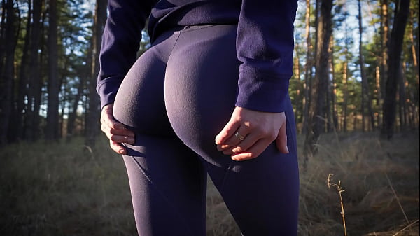 MILF latina in pantaloni da yoga super attillati stuzzica il suo fantastico culo nella foresta