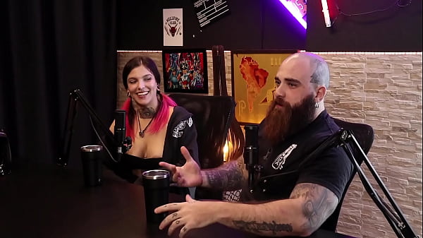 Eles estavam transando e uma buceta apareceu na cara dele - Queen e Iron