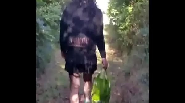 Der bisexuelle Crossdresser macht seinen ersten öffentlichen Spaziergang, gekleidet wie ein Mädchen, und als er jemanden kommen sah, wollte er direkt an ihnen vorbeilaufen, rannte dann aber weg und stimmte mich stattdessen ab. Ich werde es weiterhin mit den 26 ablehnenden Wichsern hochladen