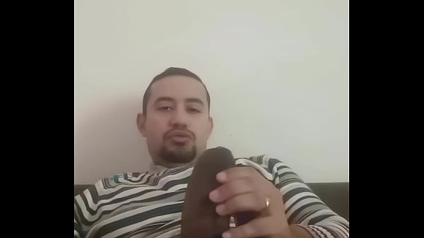 SHOWING THICK PICK AND WANKING!