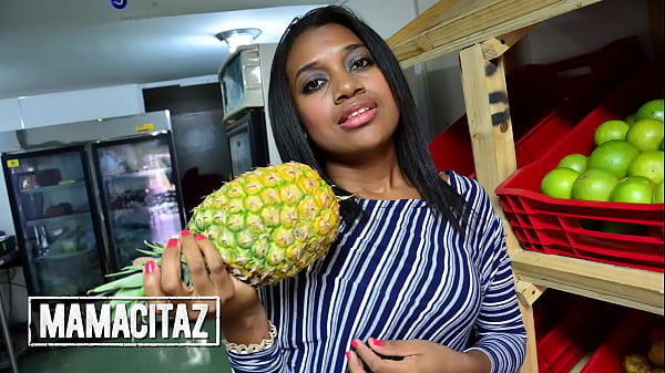 Sexy Teen zeigt sich im Video