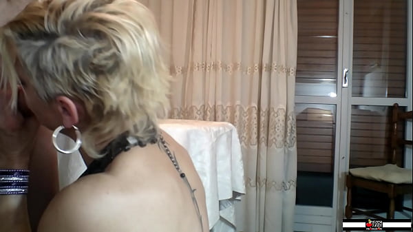 Die Schlampe spritzt in ihre Strumpfhose