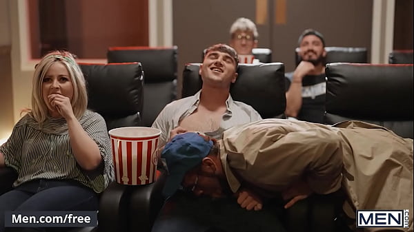 (Dante Colle, Michael Boston) Pound (Troye) Dean finché entrambi non gli vengono sul culo - Uomini - Segui e guarda Troye Dean su www.men.com/troye