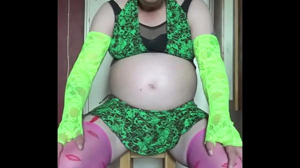 Il travestito bisessuale non vorrebbe altro che una gola profonda da un vero cazzo dopo che è uscito dal suo culo più di una volta