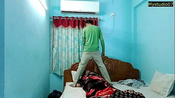 Moglie traditrice scopa con un meccanico dell'aria condizionata e suo marito li sorprende sul posto!!