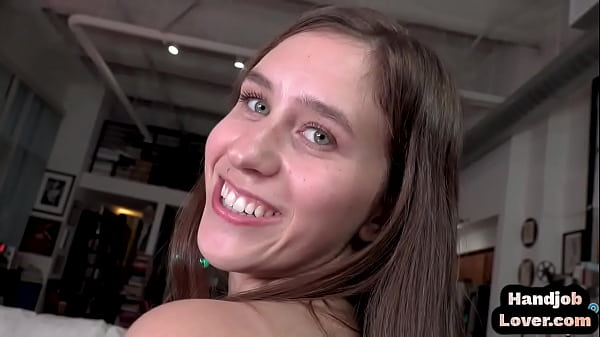 Ragazza teenager carina stuzzica con l'olio