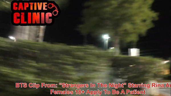 SFW – NonNude BTS von Rina Arems „Strangers in The Night“, in Bars, in denen man sich verirrt und Spaß hat, Gesamten Film bei BondageClinic ansehen – Reup