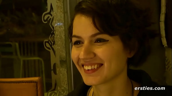 Ersties: questa graziosa bruna adora il bondage con la corda e la masturbazione