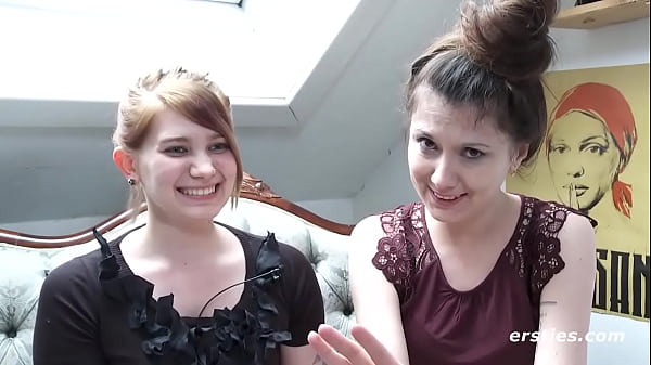 Ersties: Studentin fesselt und verw&ouml_hnt Freundin