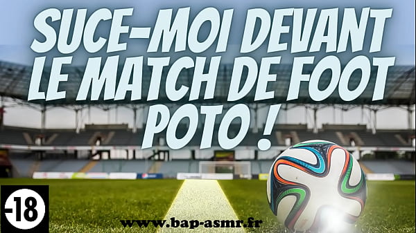 Il mio migliore amico mi succhia il cazzo davanti a una partita di calcio