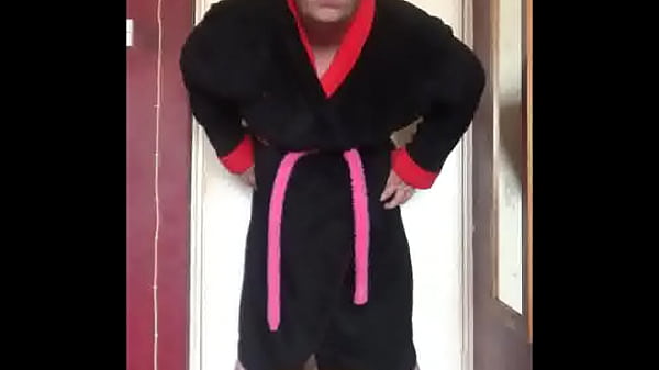 Hola chicos, espero que les guste verme tragar mi propio pis porque quiero que el suyo también.