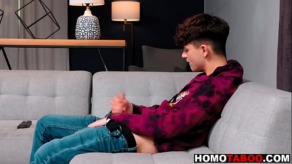 Chico gay follado por su hermanastro estrella porno | Kyle Wyncrest y Zayne Bright