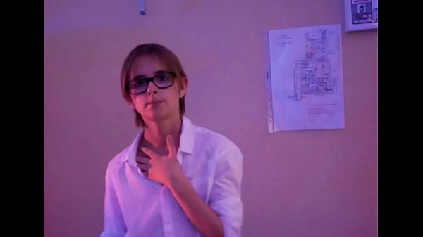 Samuel rentre chez lui et trouve sa meuf se masturber. Il d&eacute_cide alors de la d&eacute_fourailler