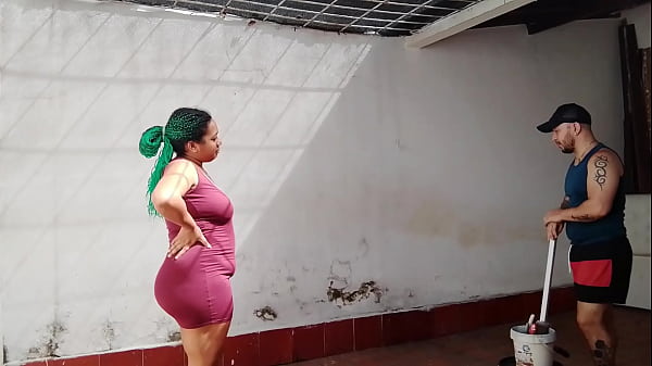 Ich fühle mich zu Hause allein und sehr geil, seit mein Mann verreist ist. Ich werde den Klempner anrufen, der sehr reich ist, damit er mich ordentlich ficken kann