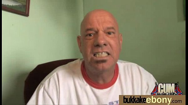 Vollbusiges schwarzes Babe beim Schaumbad-Gruppen-Schwanzlutschen! 22