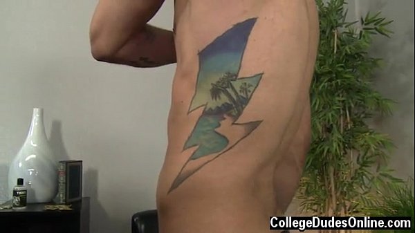 Deal, um ihn in einem Schwulenporno zu ficken. Damon bearbeitet sein eigenes Glied mit der Hand,