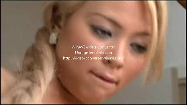 Dos chicas jugando con semen