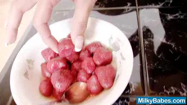 La calda latina Ferrara Gomez doccia con panna montata