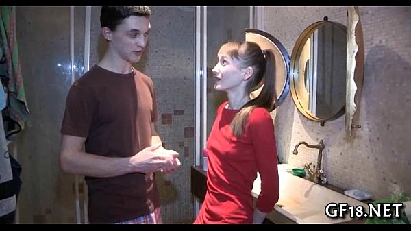 Quella ragazza alza il top blu