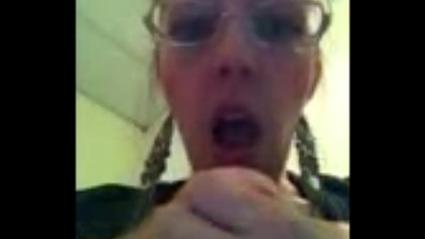 किशोरी शौकिया खुद का आनंद लेती है वीडियो