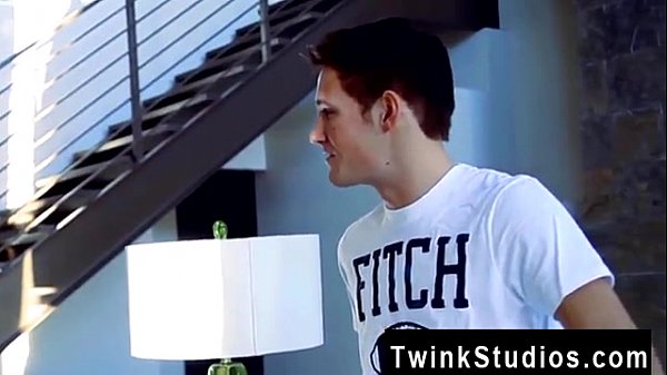 Película gay de Es una escena porno clásica: un repartidor de pizzas humeante,