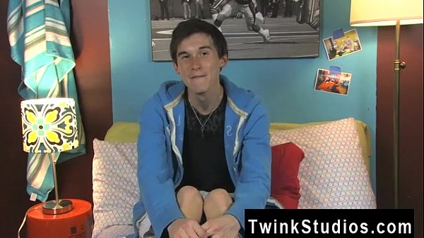 Il cazzo gay Skyelr Bleu è davanti alla telecamera e fornisce un'intervista e lui'_s